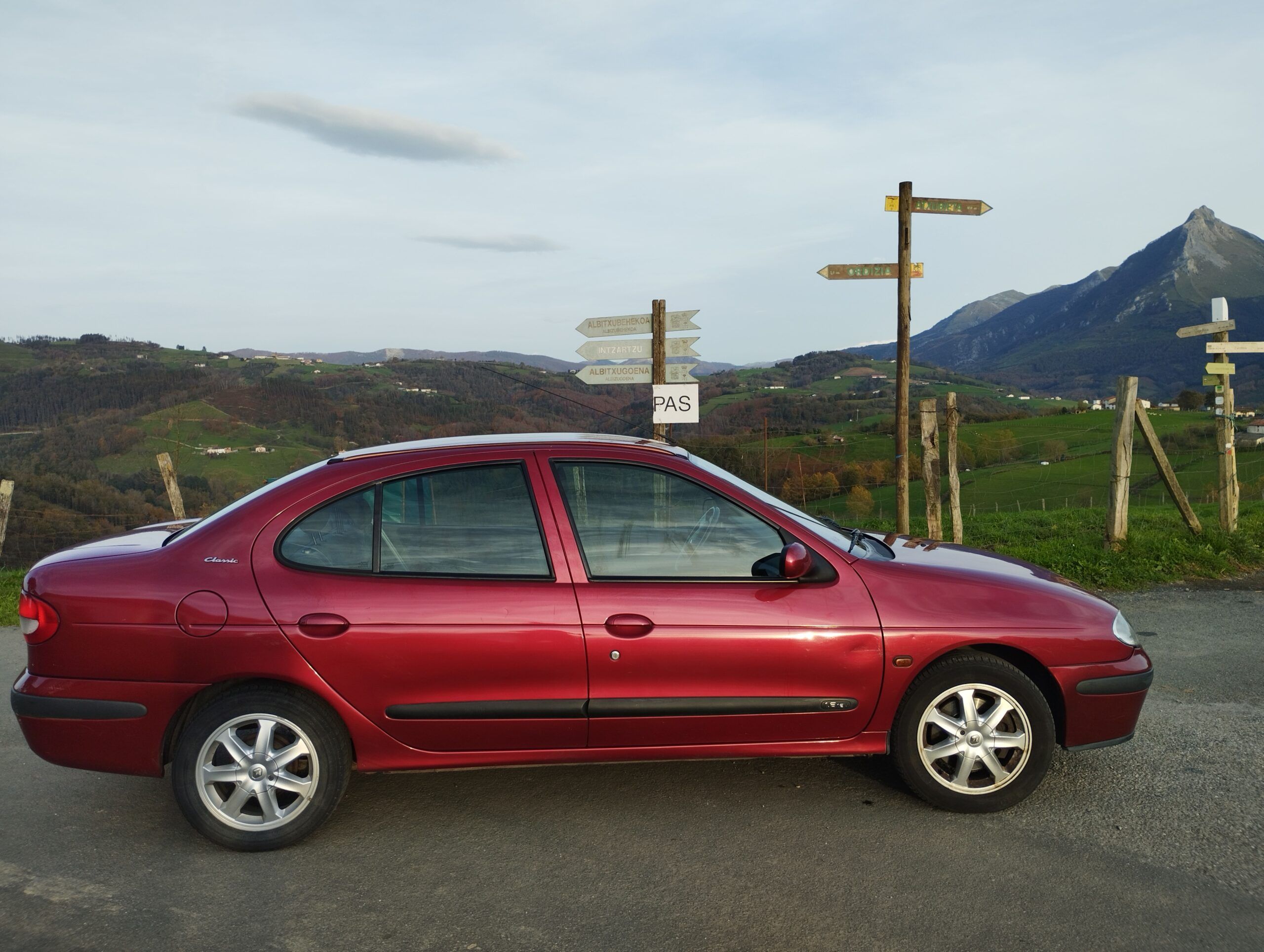 MEGANE CLASSIC GASOLINA AUTOA SALGAI (127.000 kilometro) irudia - iragarkilaburrak.eus