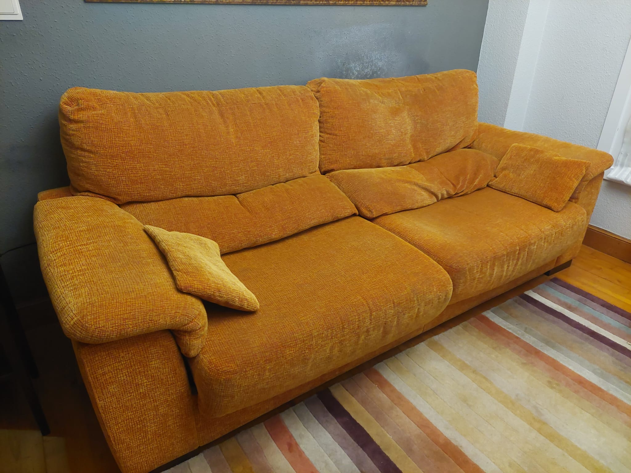 3 plazadun sofa irudia - iragarkilaburrak.eus