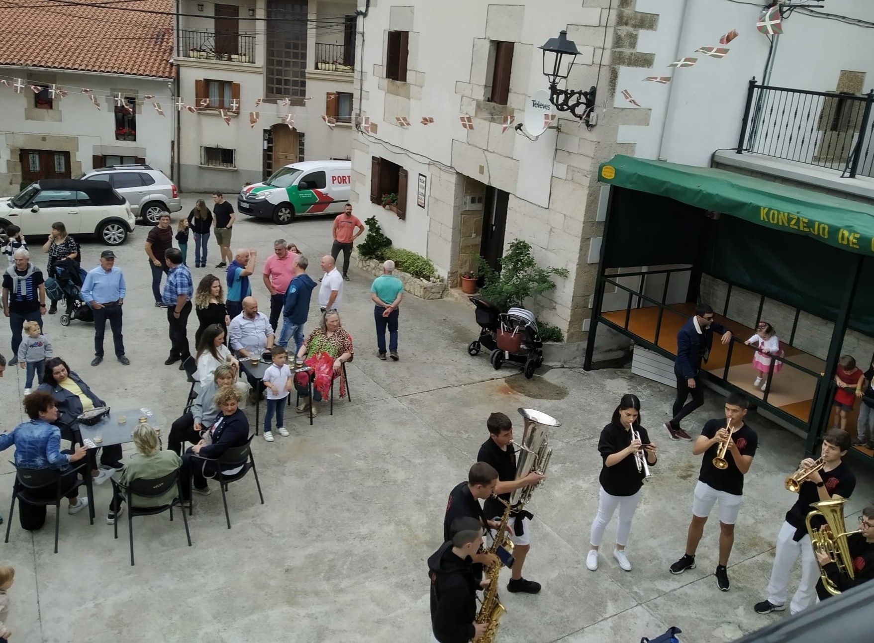 Unanuko taberna festetan erretan hartzeko aukera paregabea irudia - iragarkilaburrak.eus